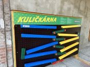 Kuličkárna pro dva hráče ve stojanu s tabulemi