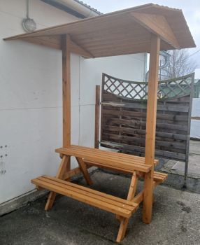 Piknikový stolek se stříškou