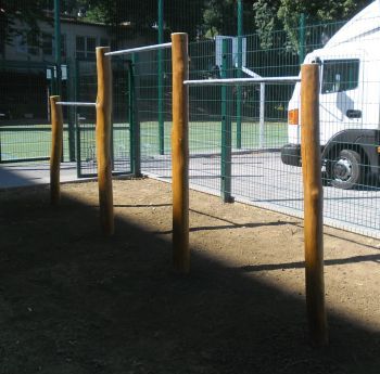 Workoutový prvek - Trojhrazda z akátu