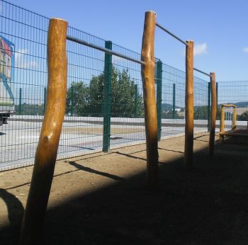 Workoutový prvek - Trojhrazda z akátu