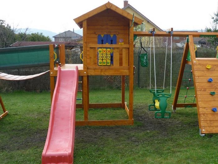 Hra TTT v zábradlí Terasy XL JUngle Gym