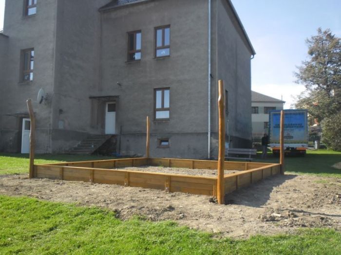 Pískoviště Big C 500x500 cm s kůly na zavěšení stínění z akátu