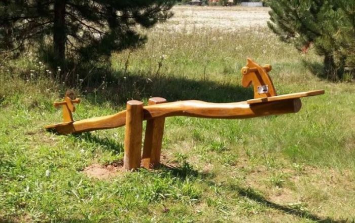 Vahadlová houpačka z akátu - koník