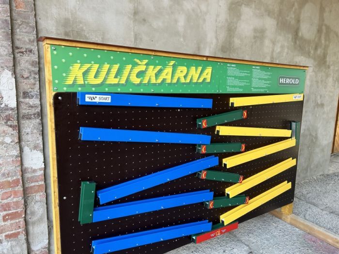 Kuličkárna pro dva hráče ve stojanu s tabulemi