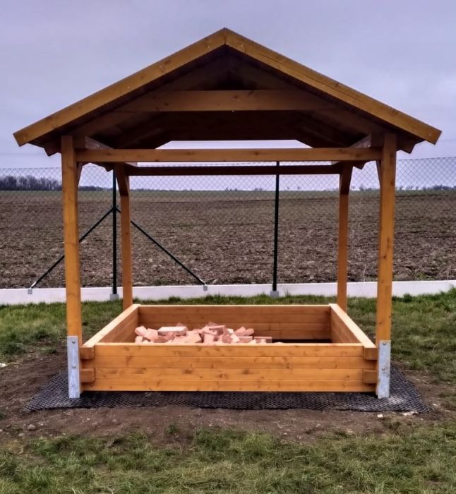 Hranolkoviště kryté - 240x250 cm včetně základní sady hranolků a podložky pod hranolkoviště