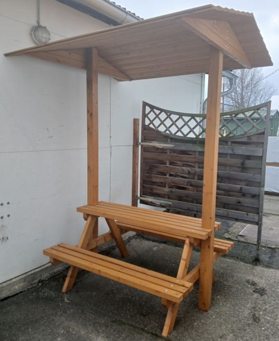 Piknikový stolek se stříškou