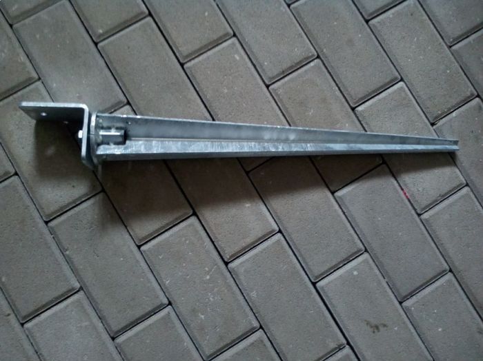 Zatloukací kotva s paticí L