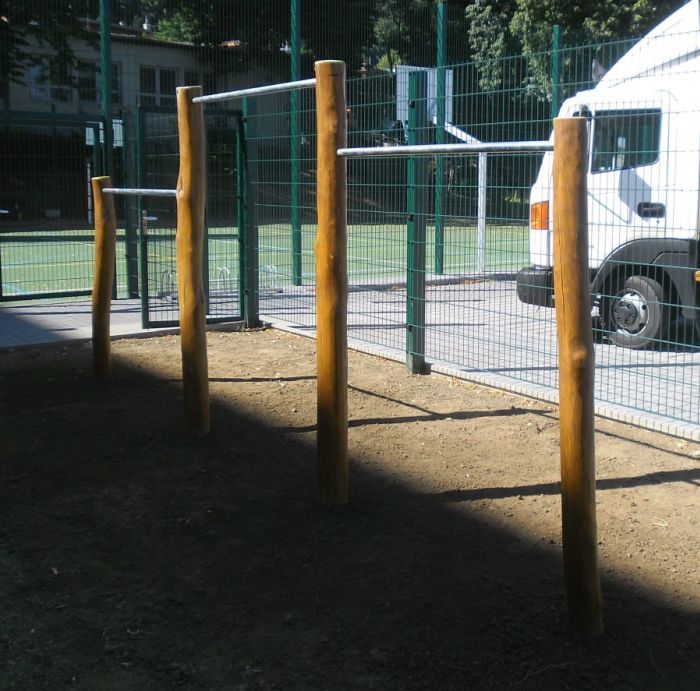 Workoutový prvek - Trojhrazda z akátu